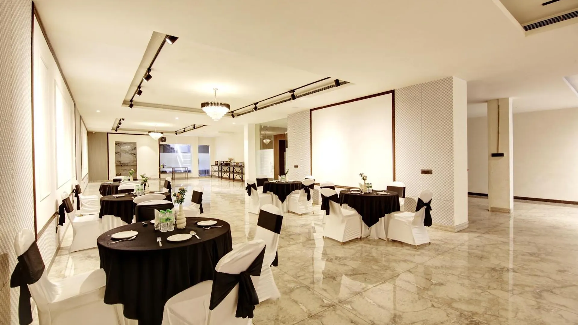 Saltstayz Premier - Cyber Hub Gurgaon Hotel