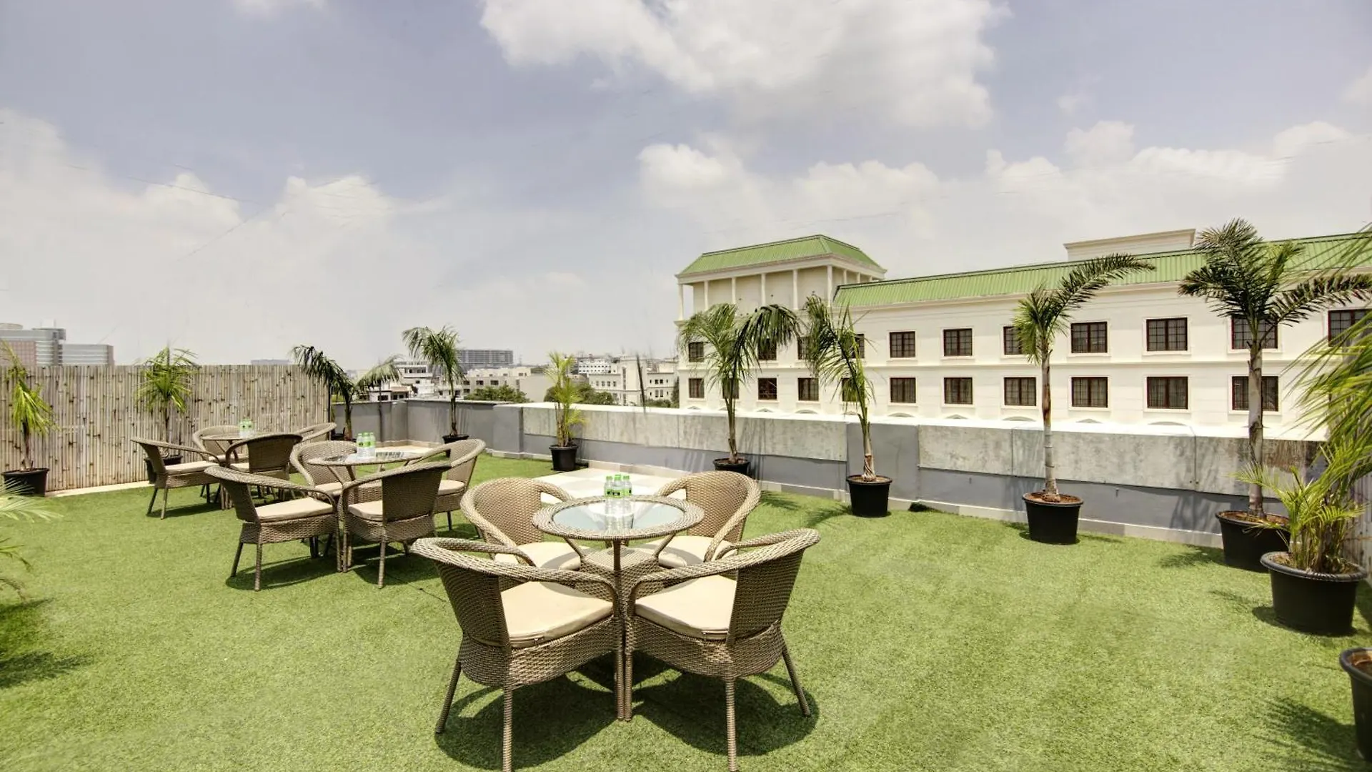 Saltstayz Premier - Cyber Hub Gurgaon