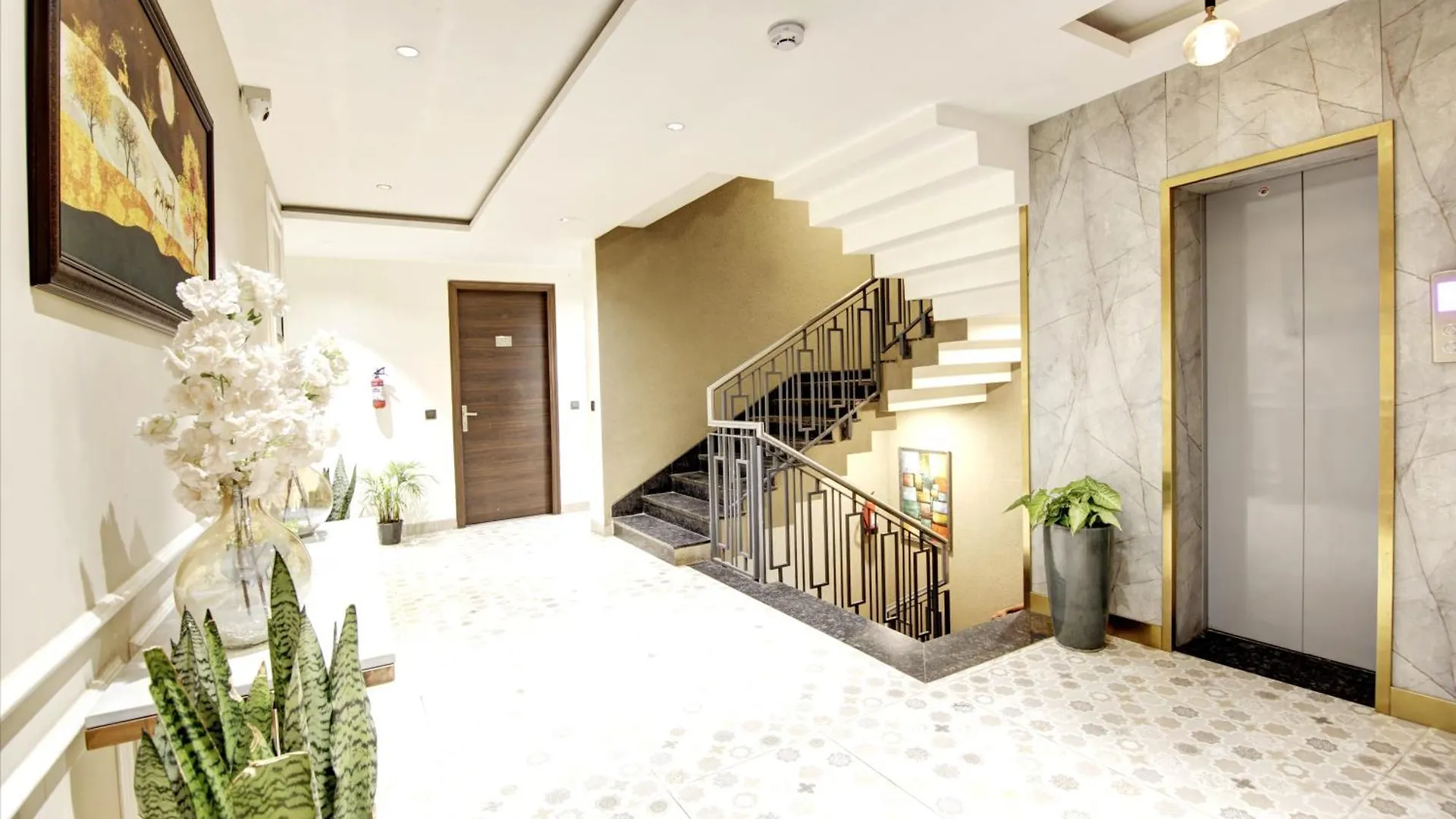 Saltstayz Premier - Cyber Hub Gurgaon